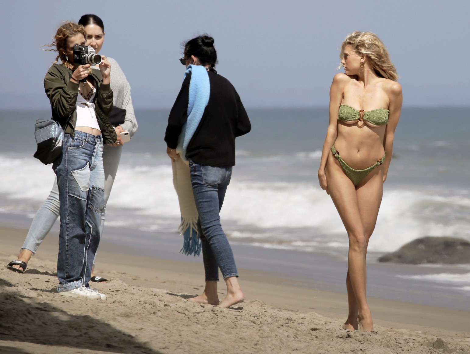 charlotte-mckinney-sexy-bts-thefappening-pro-7 charlotte mckinney sexy bts thefappening pro 7