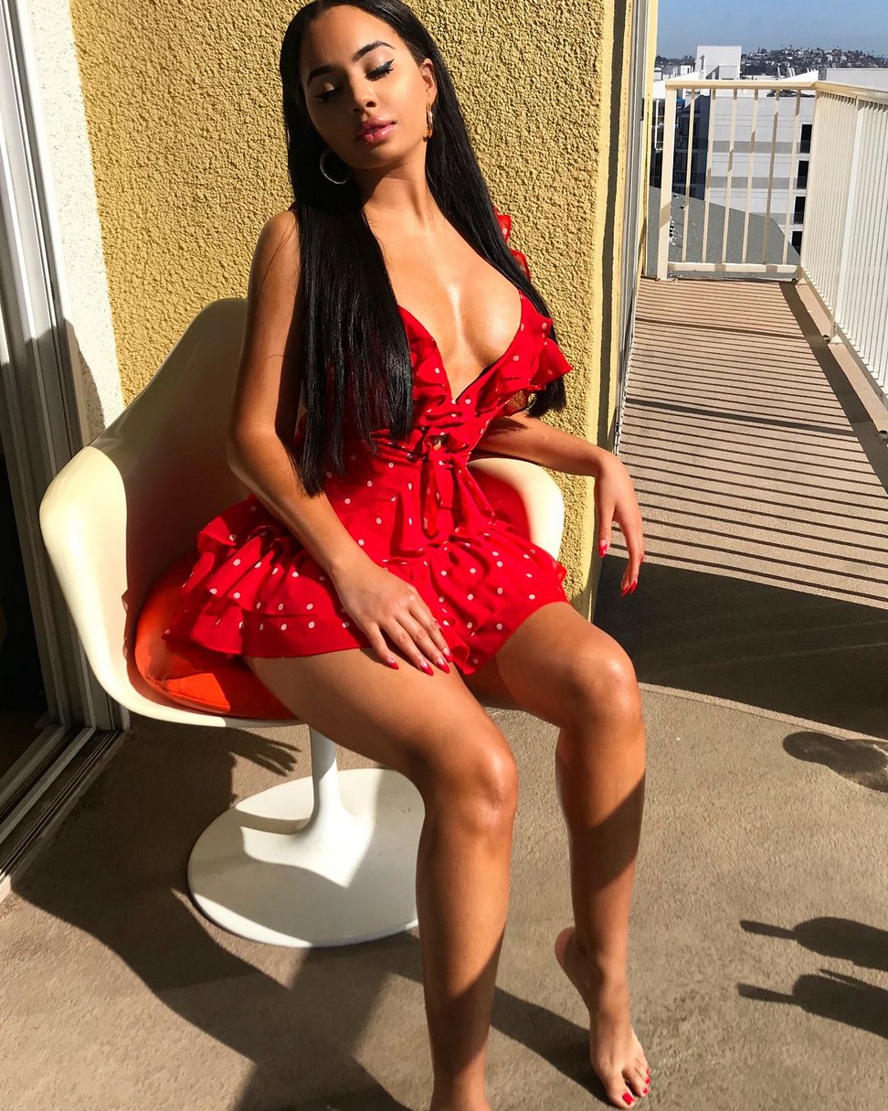 chey-anderson-barefoot-and-her-sweet-feet-thefappening-cfd-1 Chey Anderson Feet