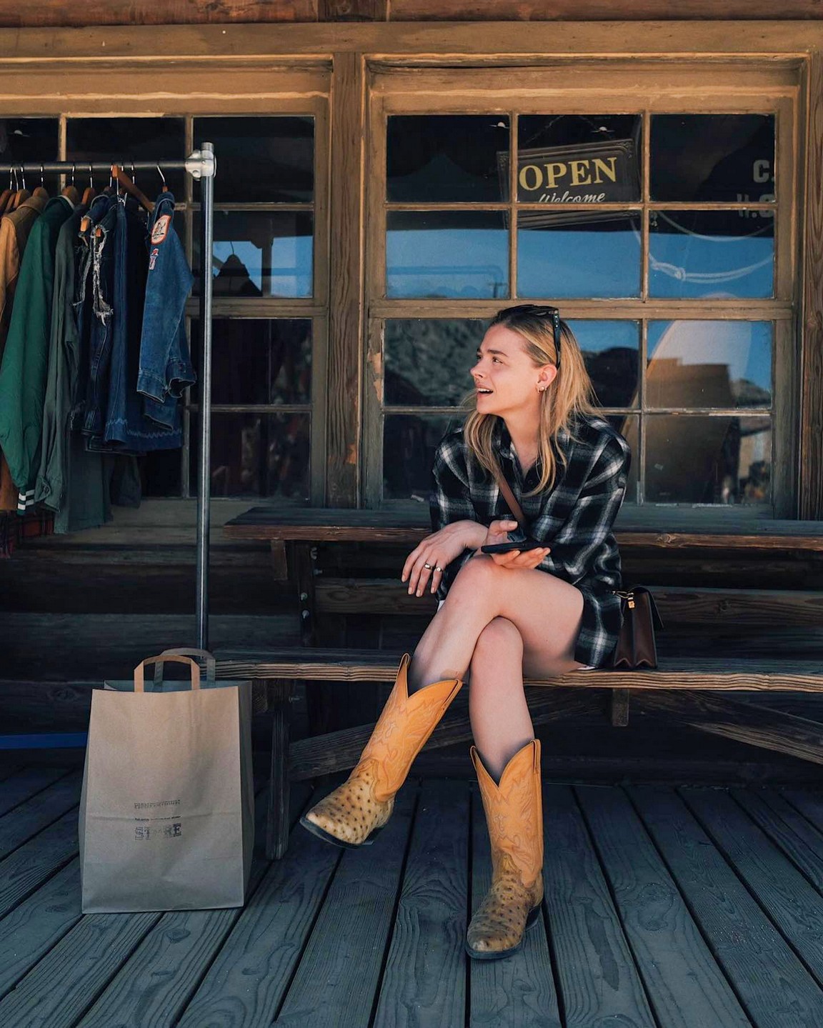 chloe-grace-moretz-leggy-thefappening-cfd-2 Chloe Grace Moretz Cross Legged