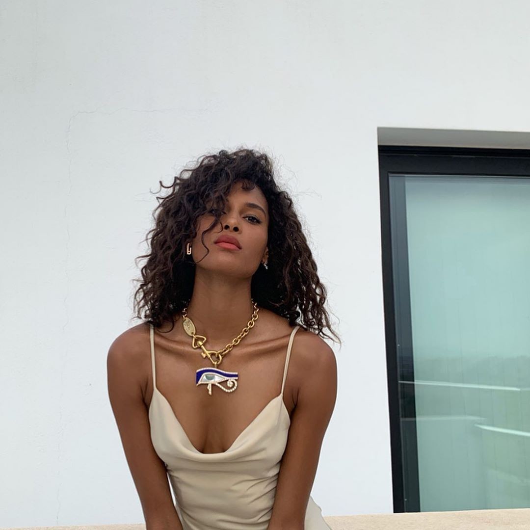 cindy-bruna-sexy-31 Cindy Bruna Cleavage