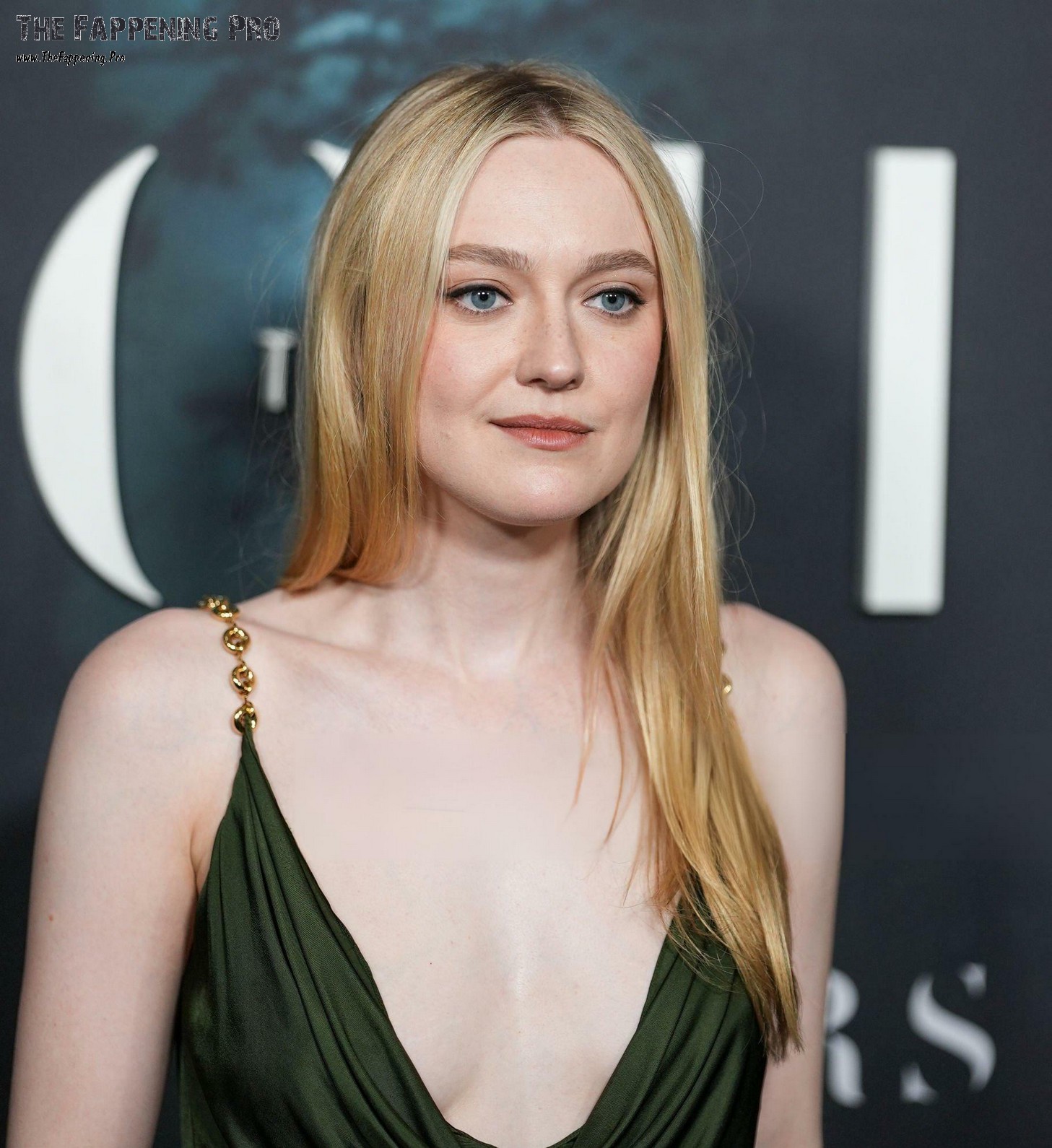dakota-fanning-tits-thefappening-cfd-14 dakota fanning tits thefappening cfd 14