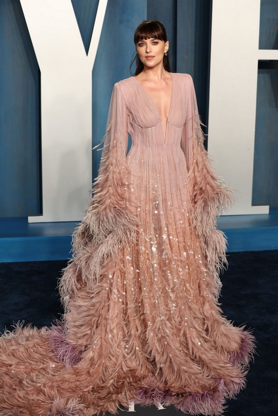 dakota-johnson-cleavage-thefappening-pro-1 Dakota Johnson Sexy At 2022 Vanity Fair Oscar Party in Beverly Hills