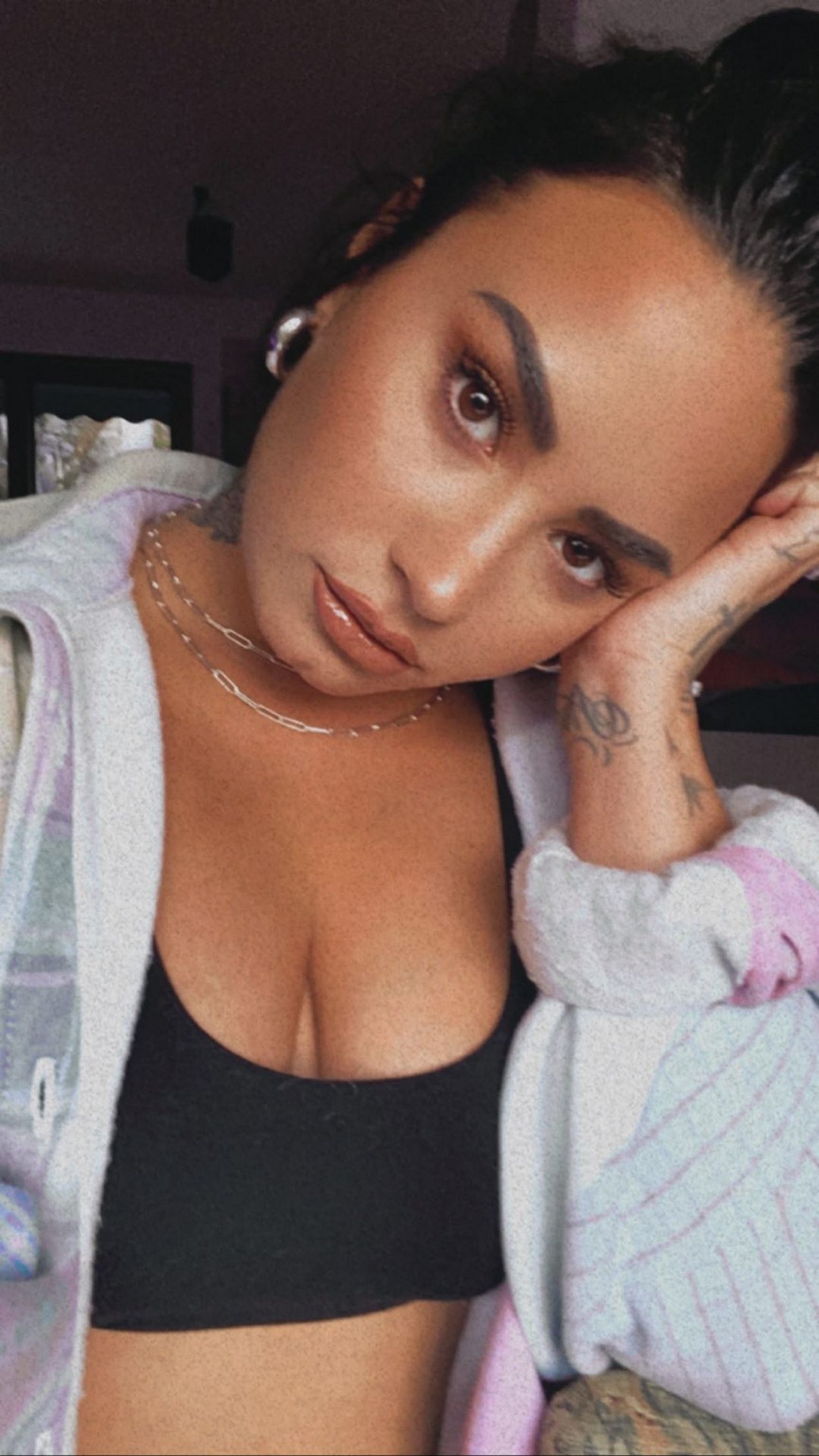 demi-lovato-tits-in-deep-cleavage-thefappeningpro-4-1 Demi Lovato Cleavage