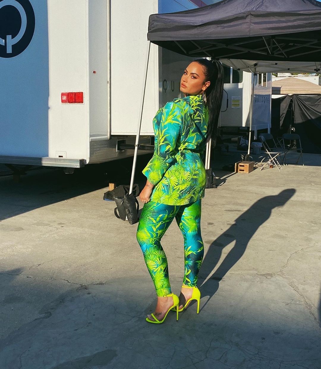 demi-lovatos-bold-deep-cleavage-outfits-thefappening-cfd-2 demi lovatos bold deep cleavage outfits thefappening cfd 2