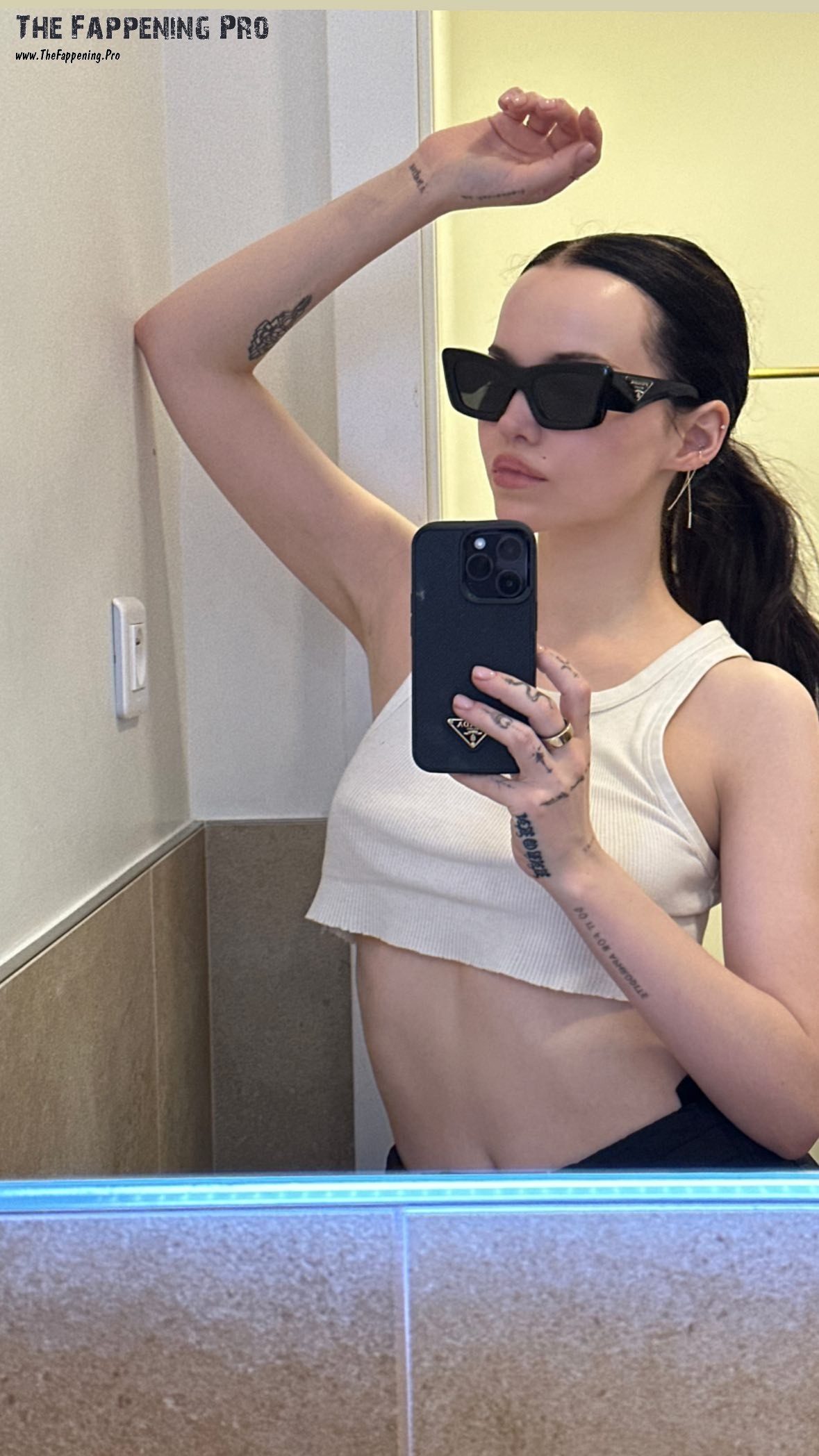 dove-cameron-topless-sexy-thefappening-cfd-9 Dove Cameron BTS