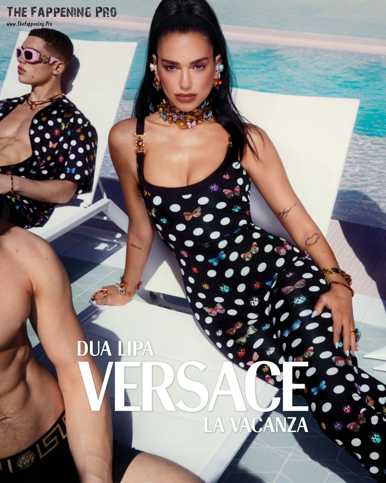 dua-lipa-sexy-for-versace-thefappening-cfd-3 Dua Lipa - ''La Vacanza'' Collection Collaboration With Donatella Versace Summer 2023