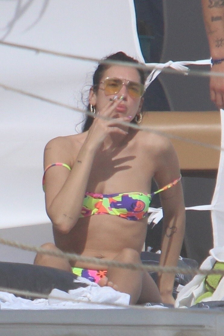 dua-lipas-bikini-and-a-sexy-body-that-supermodels-will-envy-thefappening-cfd-6 dua lipas bikini and a sexy body that supermodels will envy thefappening cfd 6