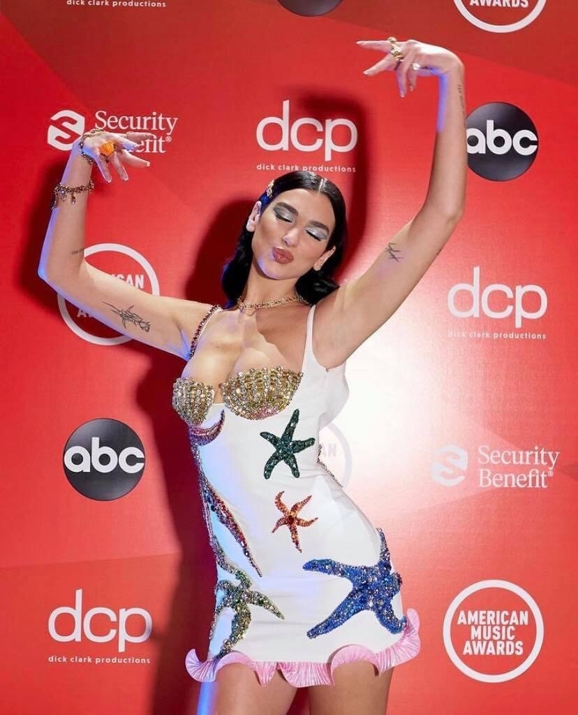 dua-lipas-sexy-versace-dress-at-ama-2020-thefappening-cfd-1 dua lipas sexy versace dress at ama 2020 thefappening cfd 1