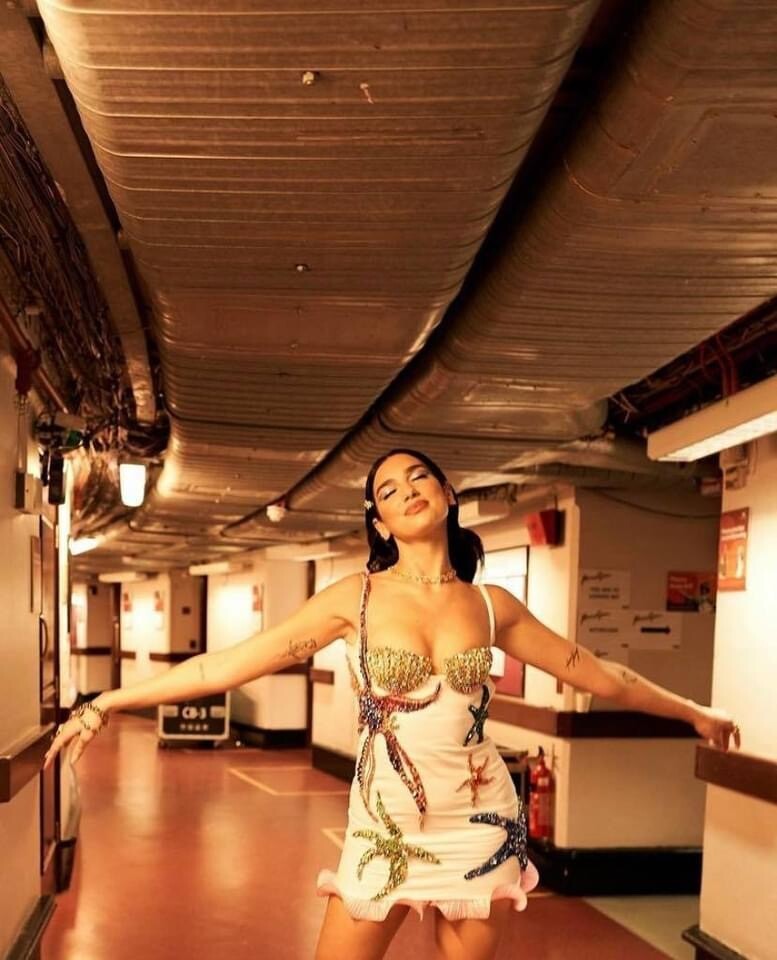 dua-lipas-sexy-versace-dress-at-ama-2020-thefappening-cfd-12 Dua Lipa Tits