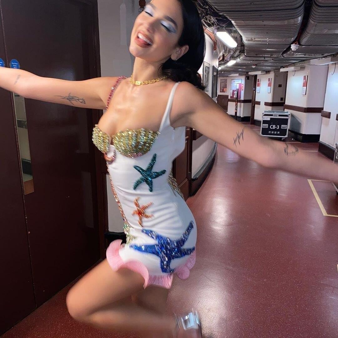 dua-lipas-sexy-versace-dress-at-ama-2020-thefappening-cfd-3 Dua Lipa's Sexy Versace Dress At AMA 2020