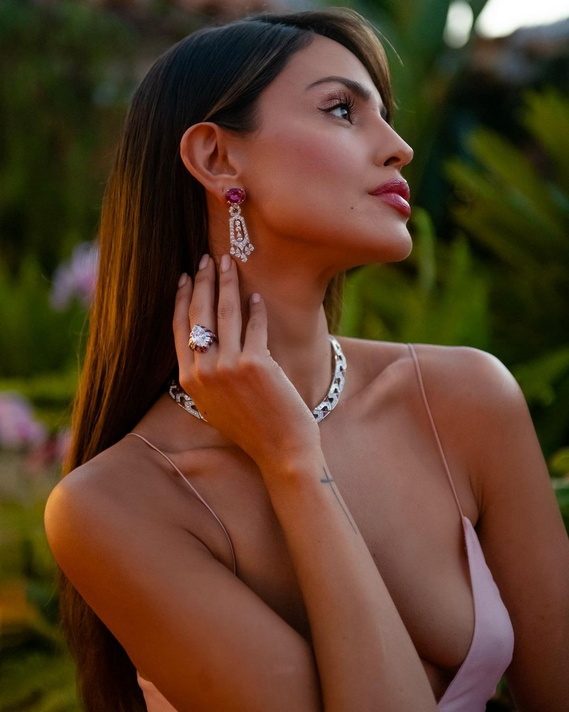 eiza-gonzalez-tits-clevage-thefappening-cfd-2 Eiza Gonzalez Tits