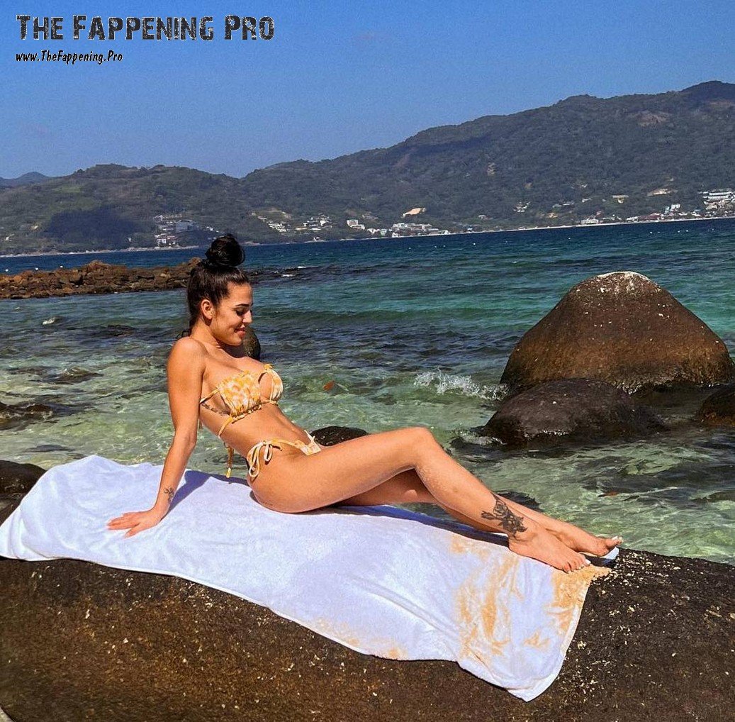 Elena Miras Bare Feet