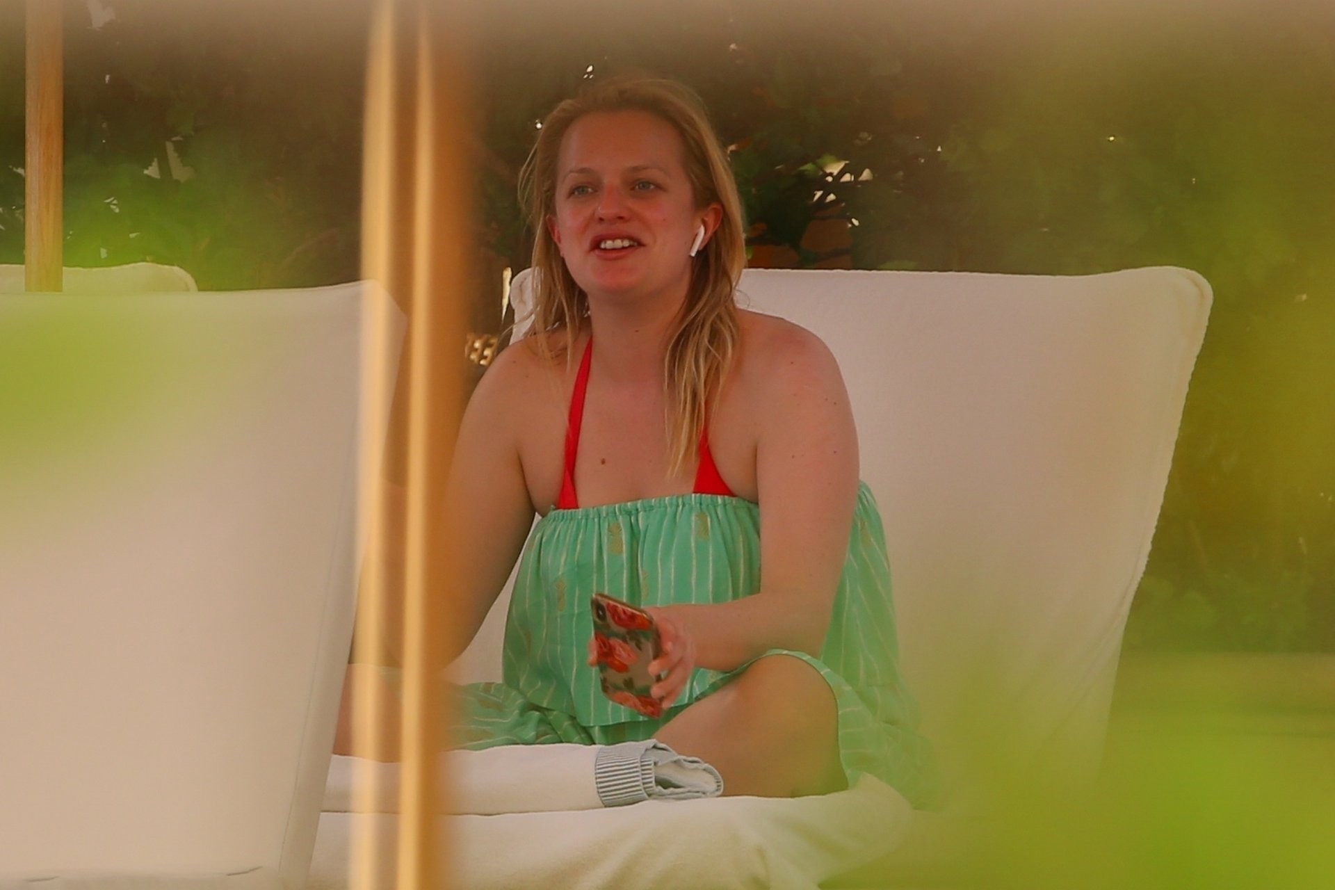 elisabeth-moss-sexy-thefappening-cfd-3 Elisabeth Moss at poolside