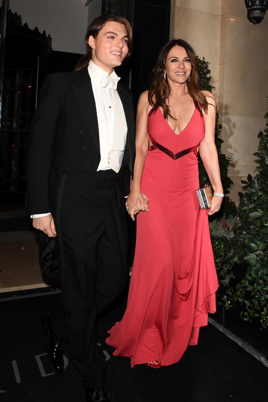 elizabeth-hurley-tits-in-cleavage-thefappening-cfd-5 Elizabeth Hurley 2022