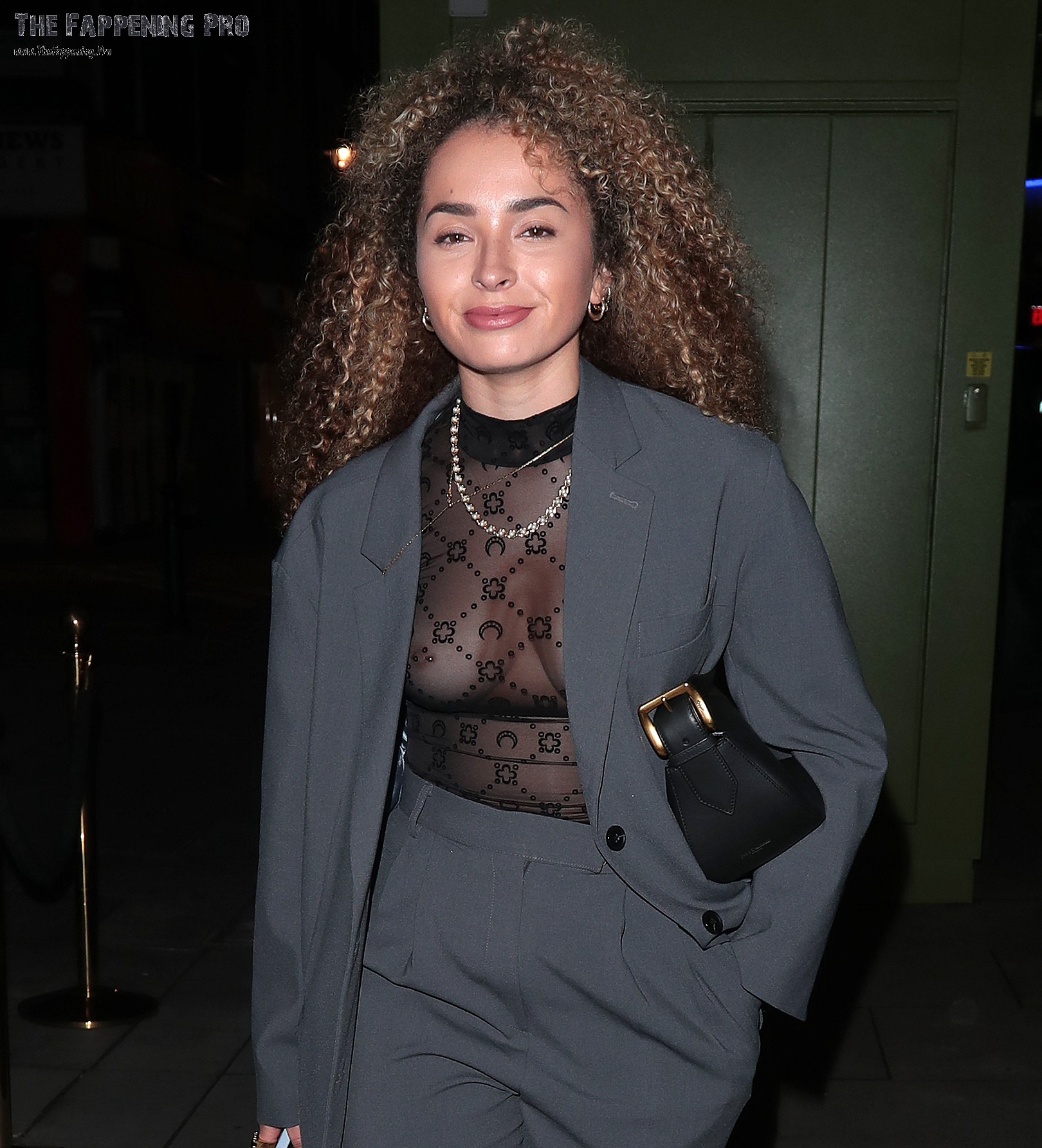 ella-eyre-tits-thefappening-cfd-5 Ella Eyre See Through Nudity