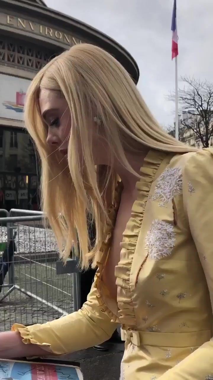 elle-fanning-sexy-tits-4 elle fanning sexy tits 4