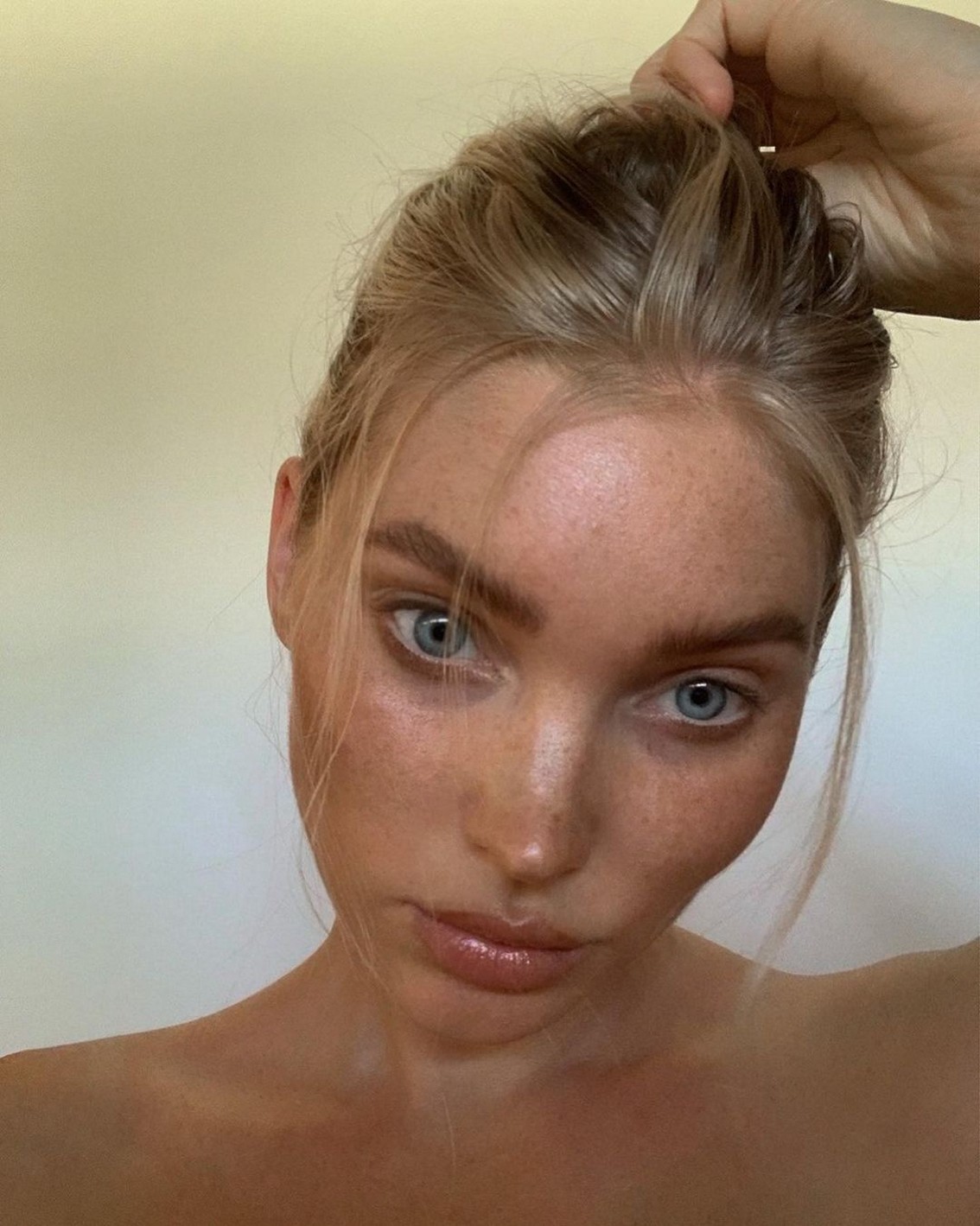 elsa-hosk-sexy-thefappening-pro-2-1 Elsa Hosk Selfie