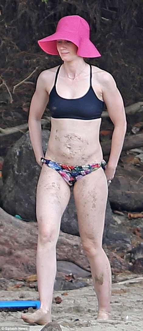 emily-blunt-bikini-thefappening-cfd-2 Emily Blunt In A Bikini
