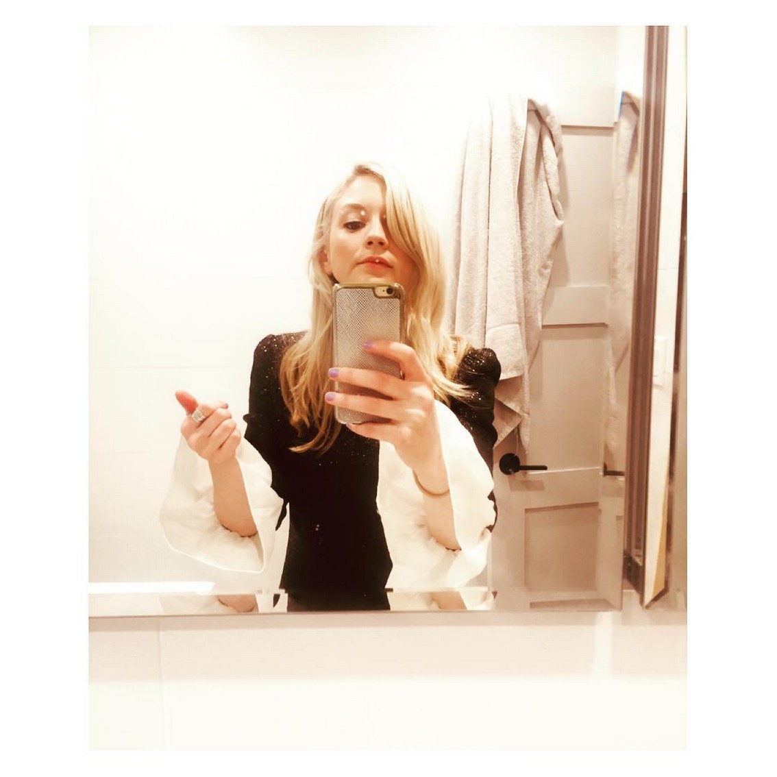 emily-kinney-sexy-on-selfie-thefappening-cfd-21 emily kinney sexy on selfie thefappening cfd 21