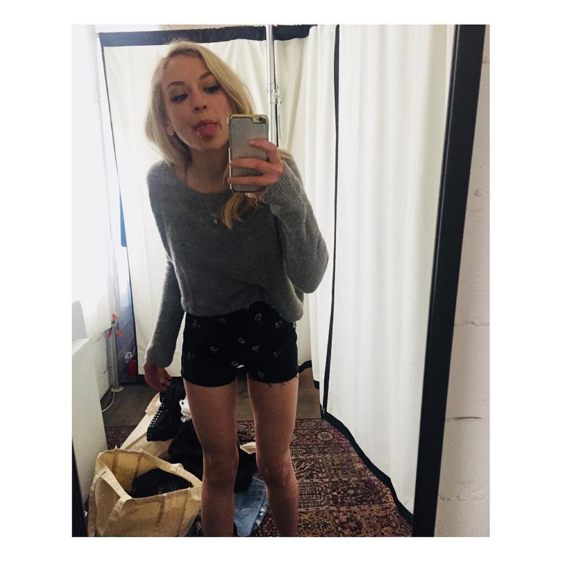 emily-kinney-sexy-on-selfie-thefappening-cfd-23 emily kinney sexy on selfie thefappening cfd 23