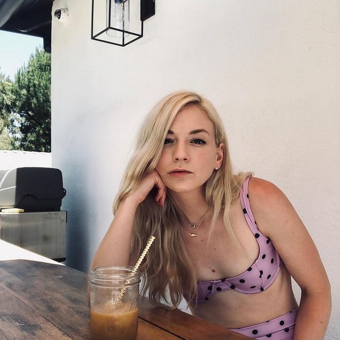 emily-kinney-sexy-on-selfie-thefappening-cfd-37 Emily Kinney Bikini Selfie