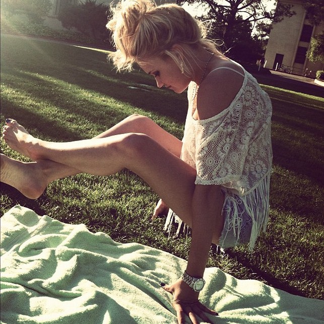 emily-osment-barefoot-thefappening-cfd-7 Emily Osment Sweet Barefoot