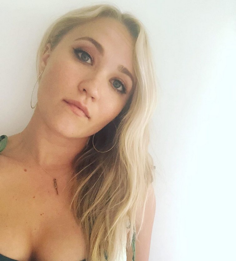 emily-osment-cute-blonde-on-selfie-thefappening-cfd-14 Emily Osment Selfie