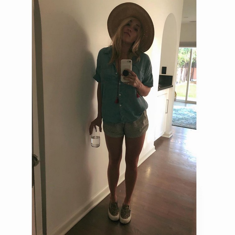 emily-osment-cute-blonde-on-selfie-thefappening-cfd-9 Emily Osment Sexy Legs