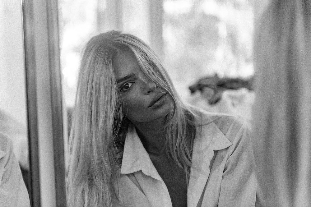 emily ratajkowski became a sexy blonde thefappening pro 26