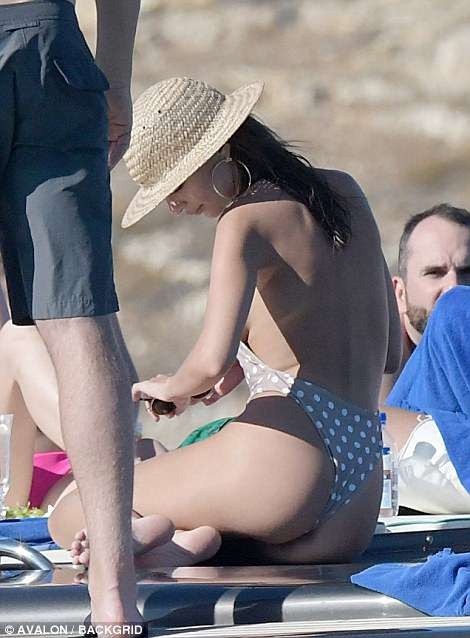 emily-ratajkowski-gigi-hadid-ass-thefappening-pro-12 emily ratajkowski gigi hadid ass thefappening pro 12