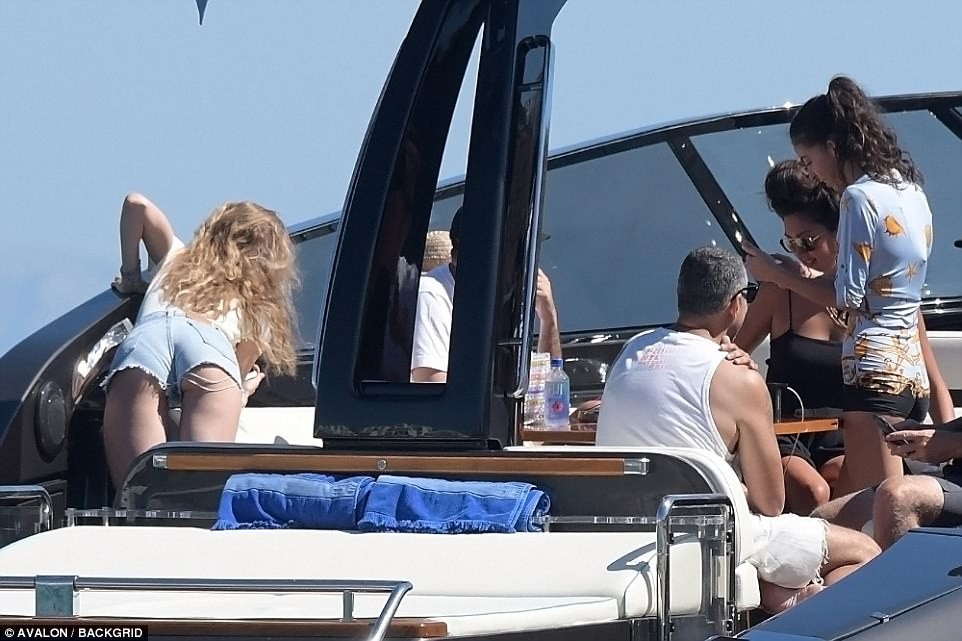 emily-ratajkowski-gigi-hadid-ass-thefappening-pro-21 emily ratajkowski gigi hadid ass thefappening pro 21
