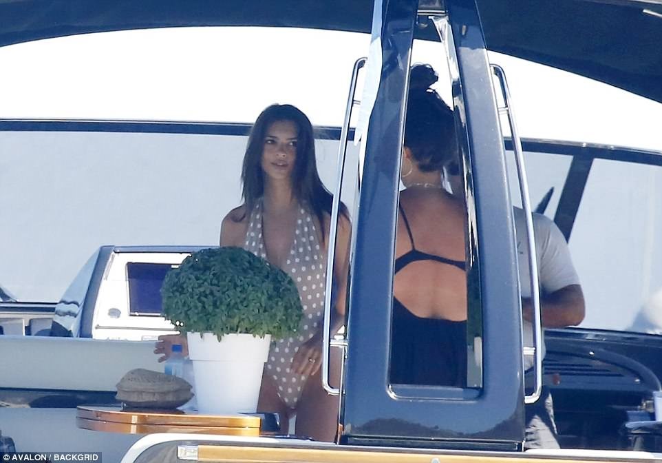 emily-ratajkowski-gigi-hadid-ass-thefappening-pro-22 emily ratajkowski gigi hadid ass thefappening pro 22