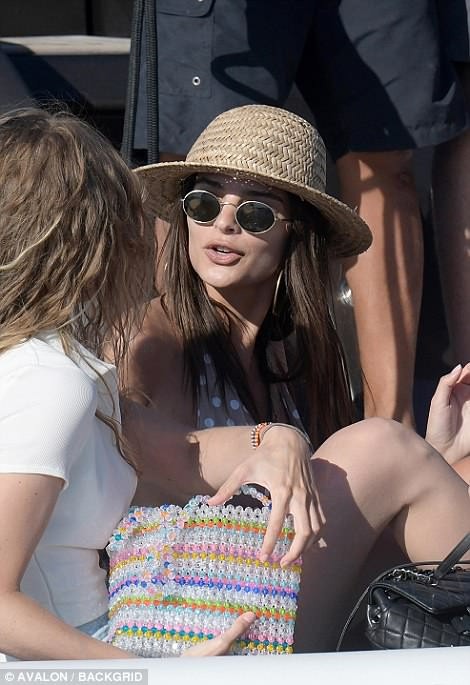 emily-ratajkowski-gigi-hadid-ass-thefappening-pro-37 emily ratajkowski gigi hadid ass thefappening pro 37