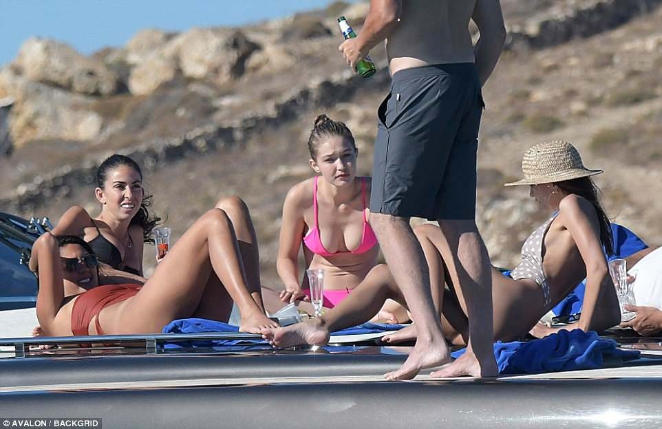 emily-ratajkowski-gigi-hadid-ass-thefappening-pro-9 emily ratajkowski gigi hadid ass thefappening pro 9
