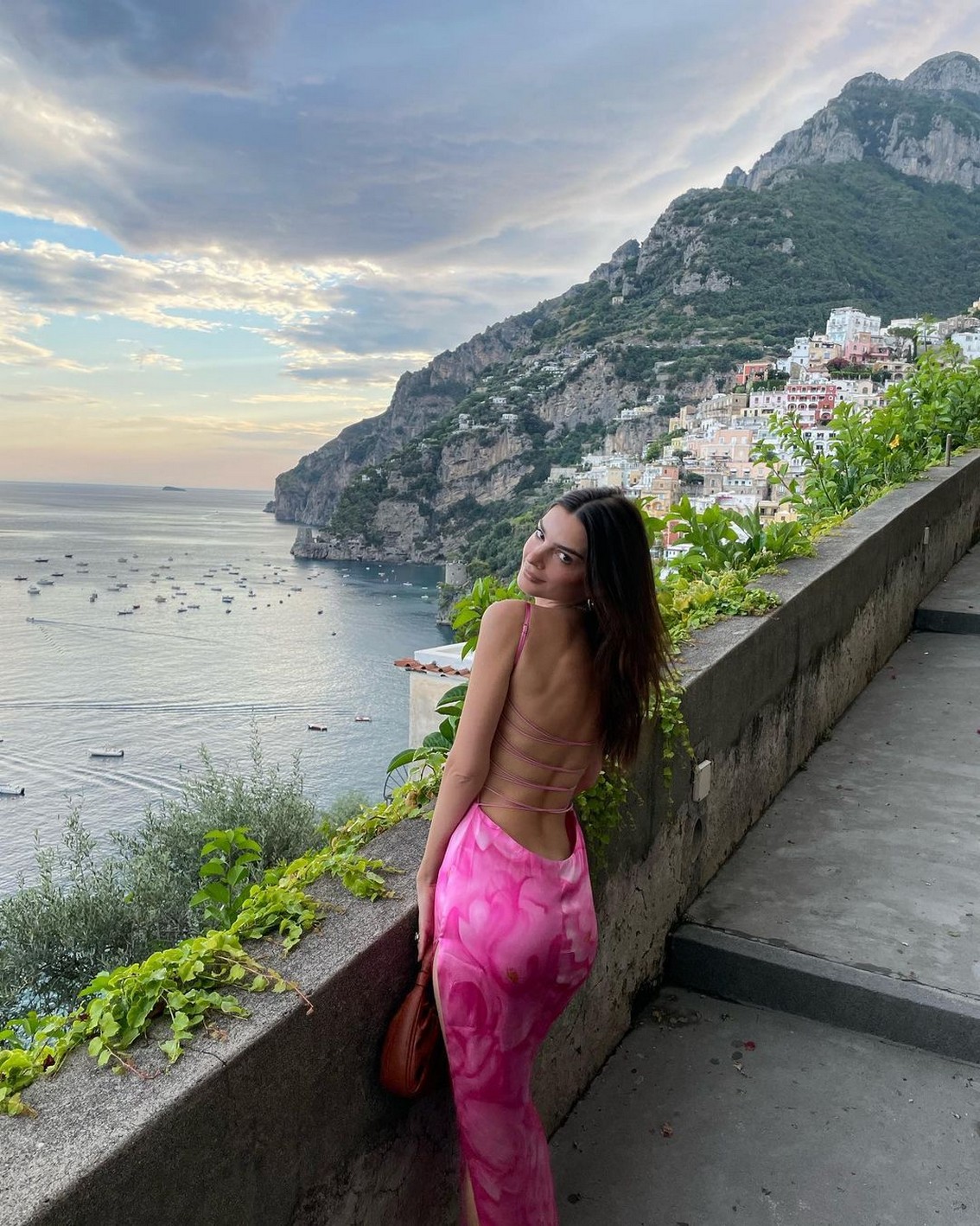 emily-ratajkowski-sexy_dress-thefappening-cfd-3-1 Emily Ratajkowski Bare Back