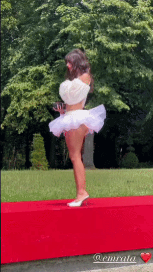 emily-ratajkowski-upskirt-gif Emily Ratajkowski Upskirt GIF