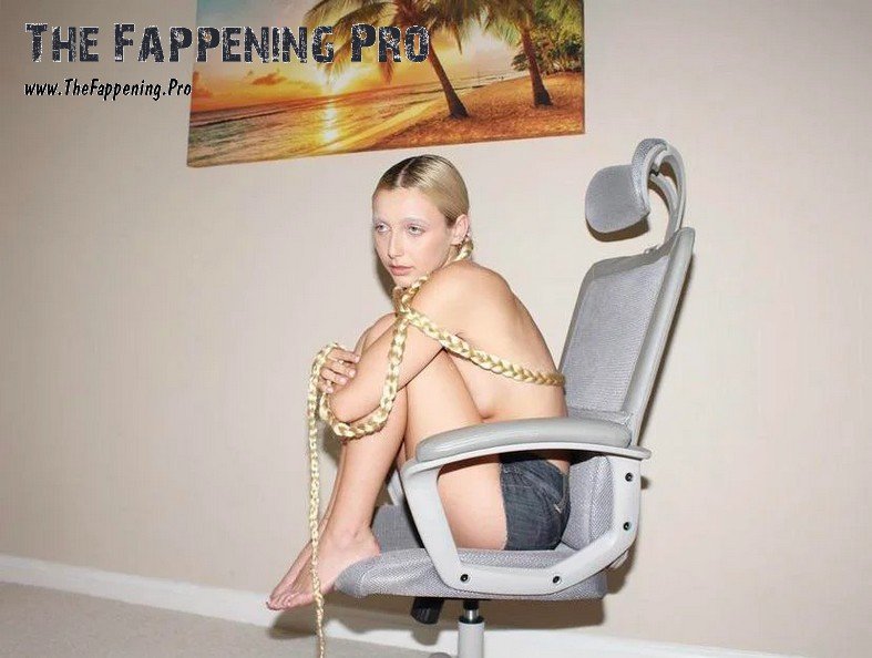 emma-chamberlain-feet-thefappening-cfd-3 Emma Chamberlain Barefoot