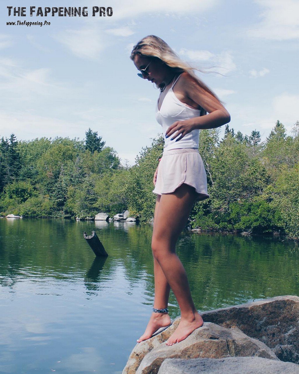 emma-chamberlain-feet-thefappening-cfd-4 Emma Chamberlain Sexy Feet