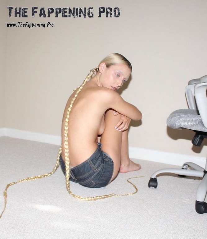emma-chamberlain-thefappening-cfd-2023 Emma Chamberlain Home Made Nudes
