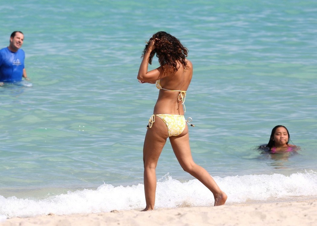 emmanuelle-chriqui-in-a-bikini-thefappening-cfd-25 Emmanuelle Chriqui Ass