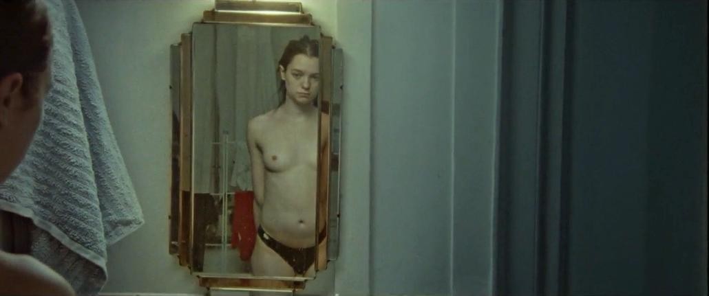 esme-creed-miles-nude-hannah-thefappening-cfd-2 Esme Creed-Miles Topless