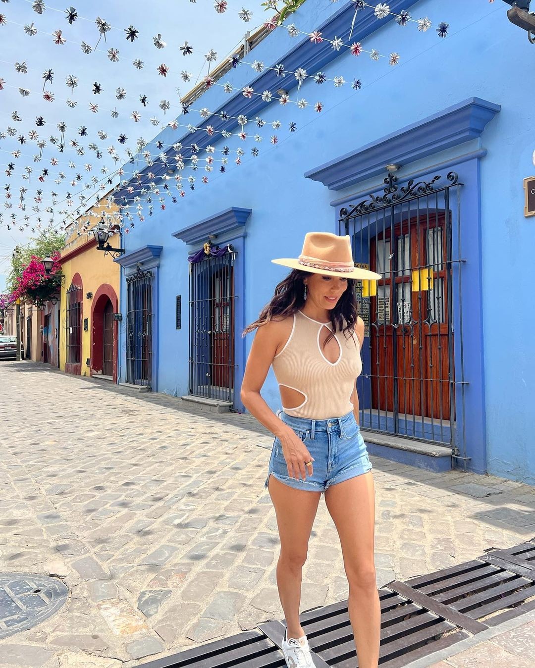 eva-longoria-denim-shorts-thefappening-cfd-1 Eva Longoria Sexy In Denim Shorts