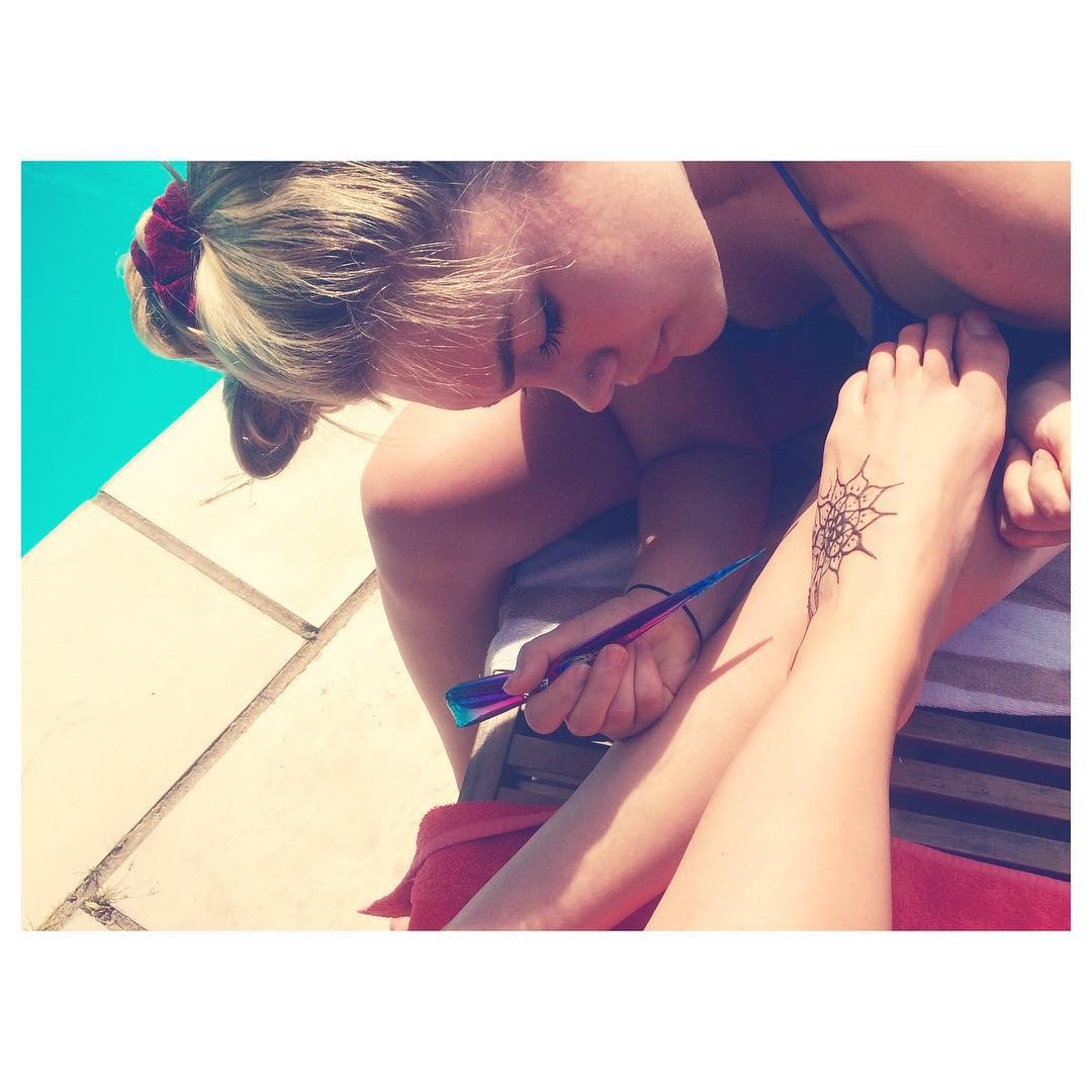 florence-pugh-barefoot-thefappening-cfd-4 Florence Pugh Sweet Feet