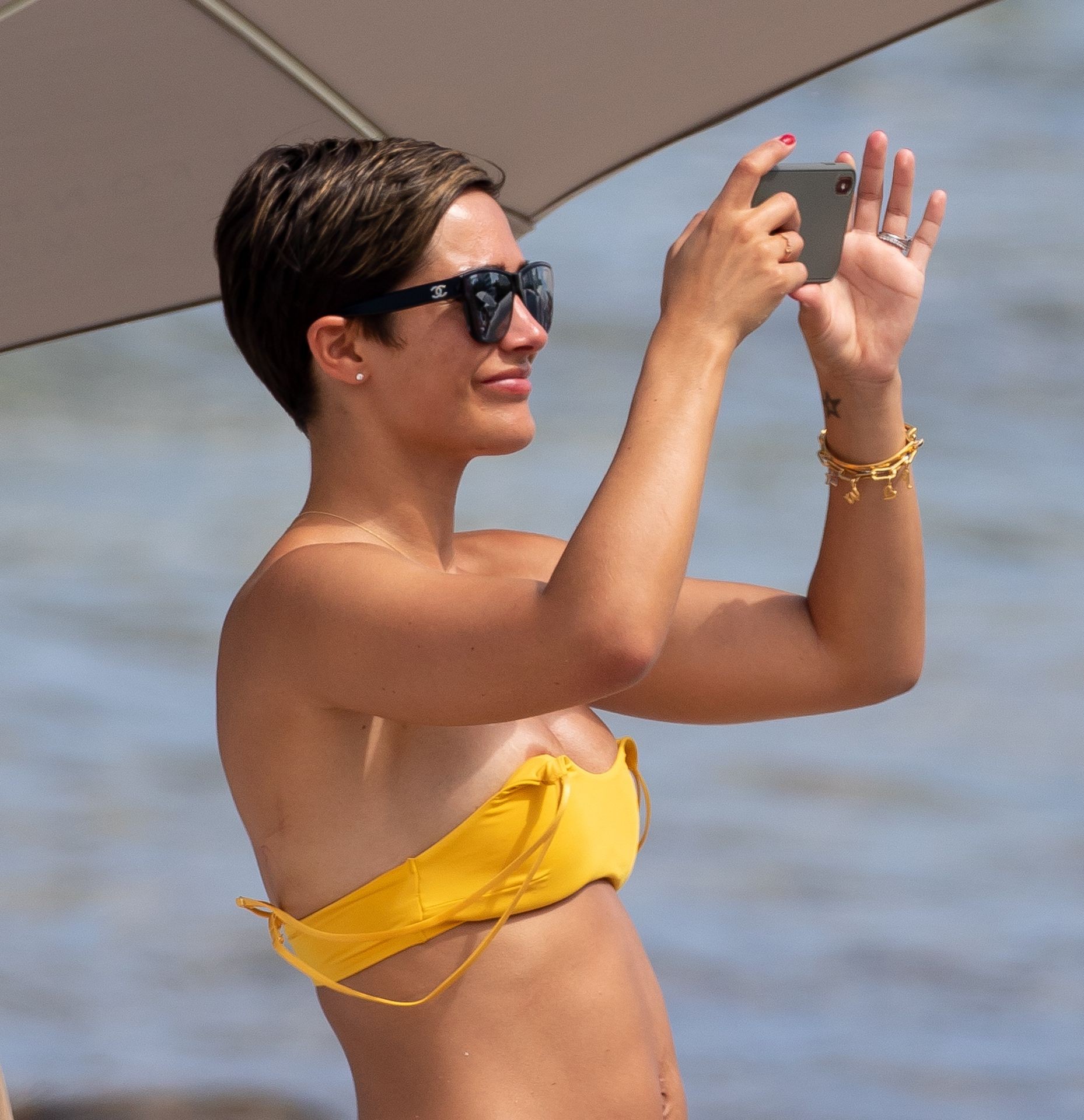 frankie-bridge-exhibited-tits-flashes-1 frankie bridge exhibited tits flashes 1