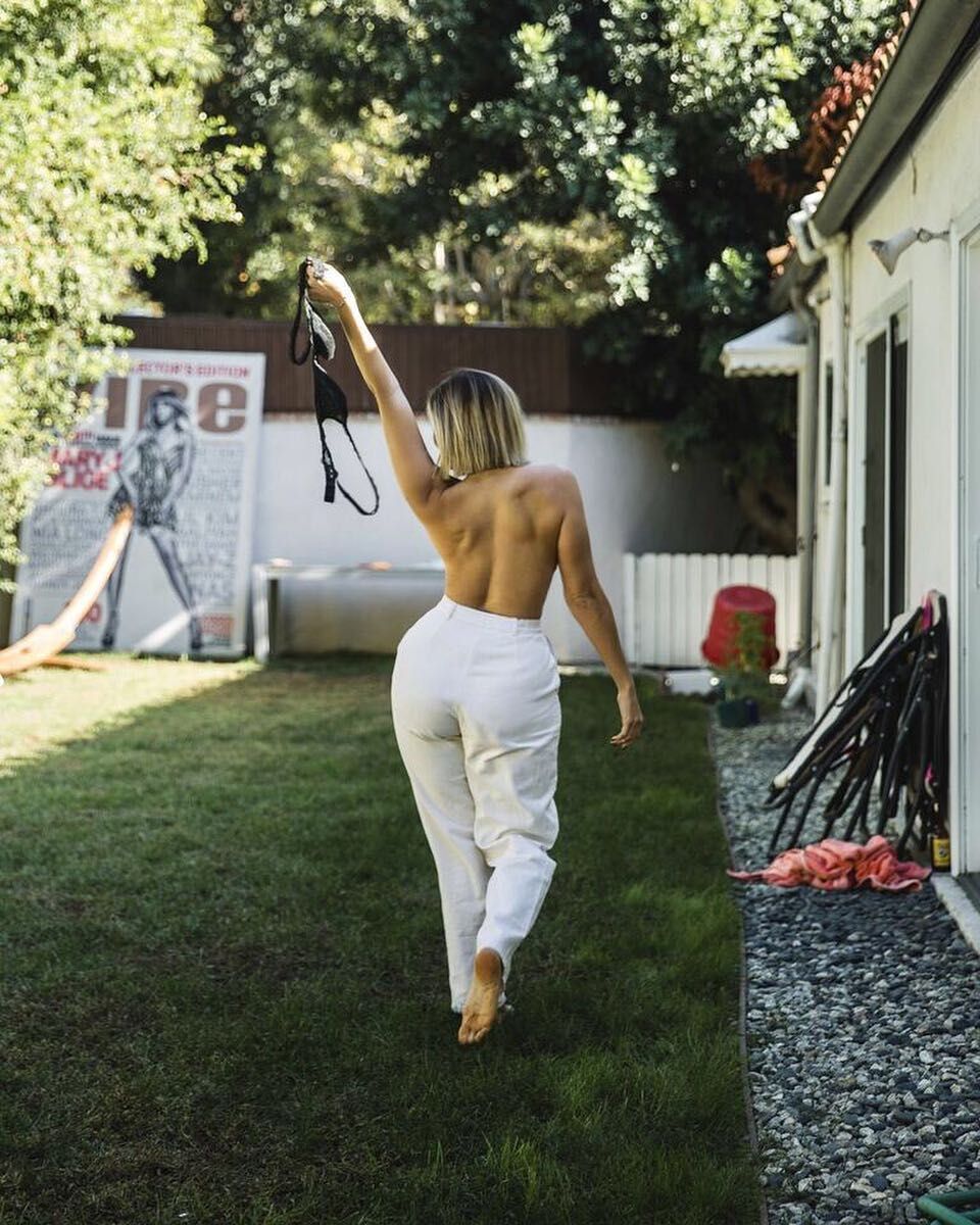 gabbie-hanna-nude-sexy-thefappeningblog-com-57 Gabbie Hanna walks Topless in her yard