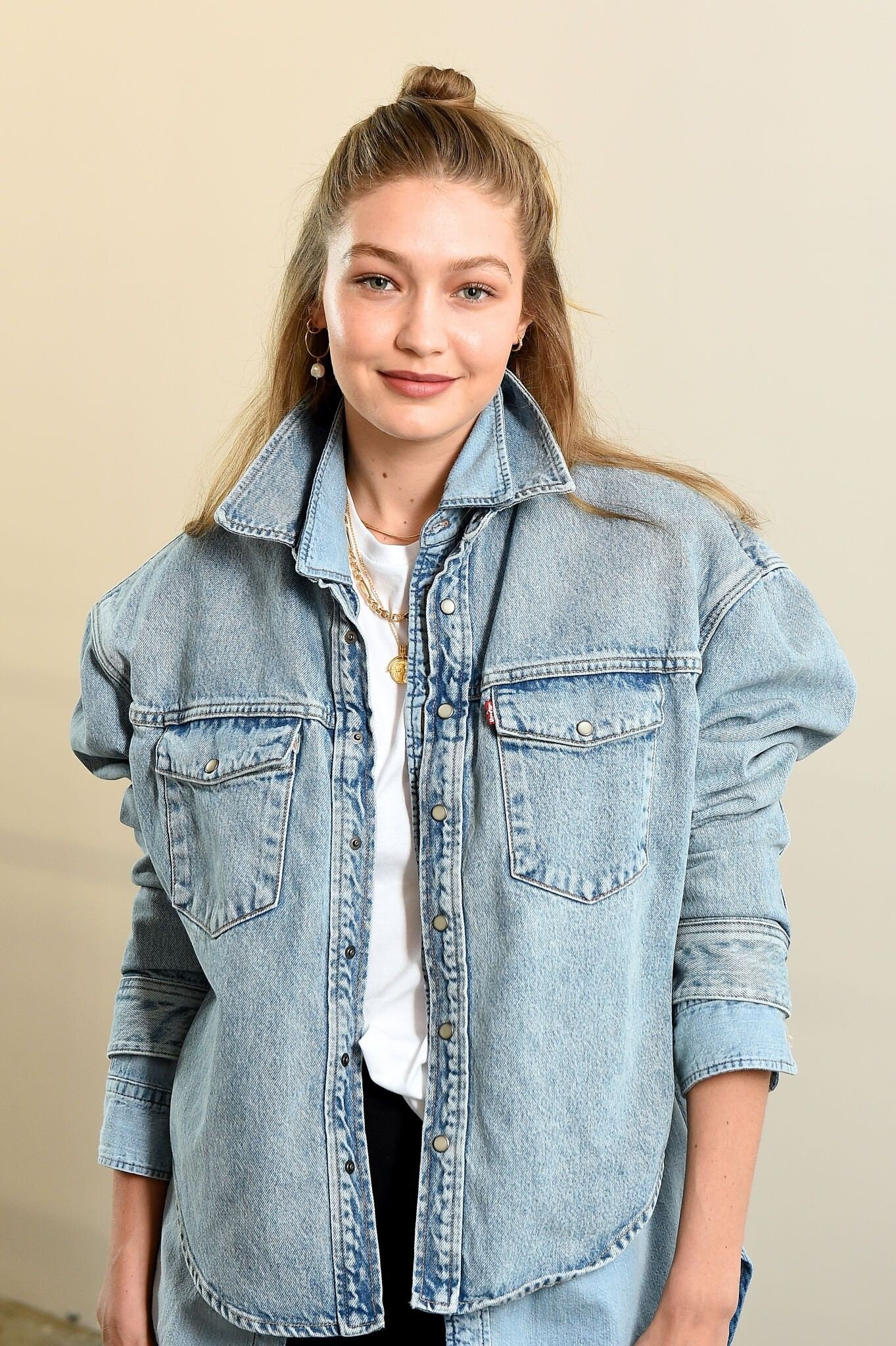 gigi-hadid-hot-denim-levis-collaboration-2 gigi hadid hot denim levis collaboration 2