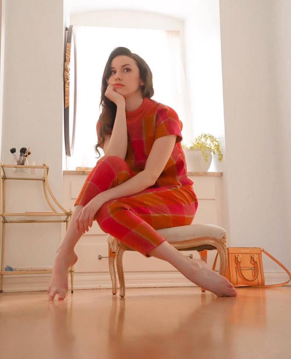 grace-caroline-currey-feet-thefappening-cfd-4 Grace Fulton Bare Feet