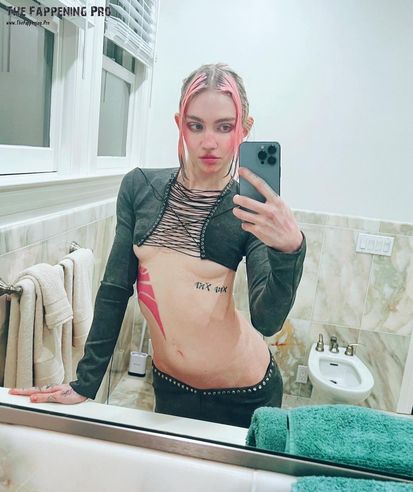 grimes-nude-sexy-thefappening-cfd-15 Grimes Underboobs Selfie