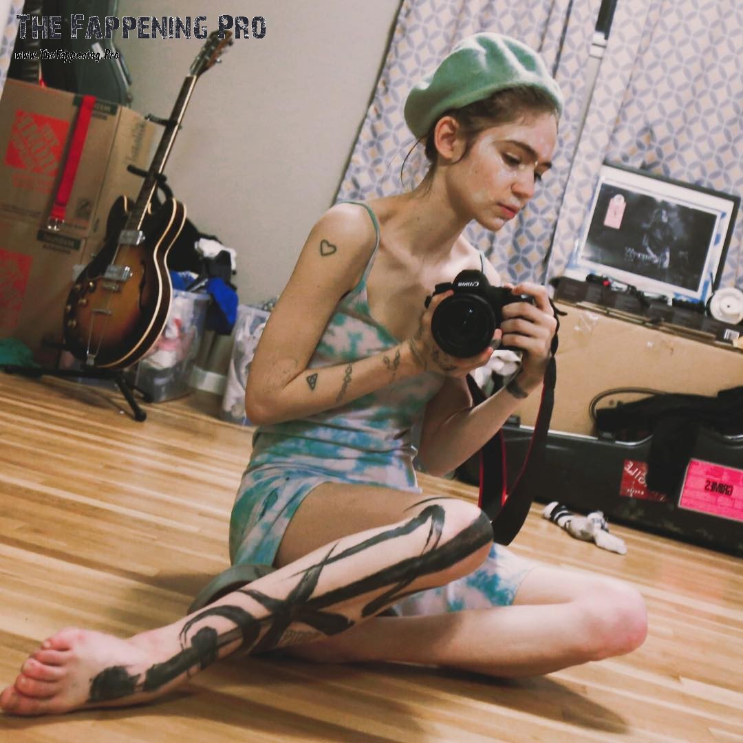 grimes-nude-sexy-thefappening-cfd-3 Grimes Bare Feet
