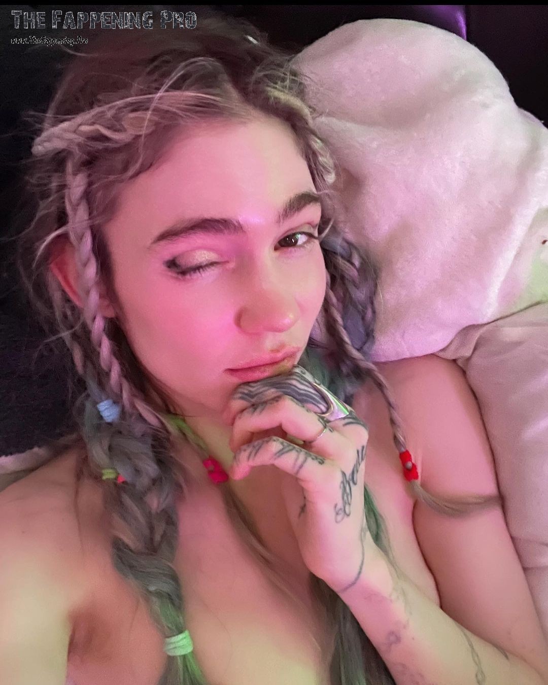 grimes-nude-sexy-thefappening-cfd-7 Grimes